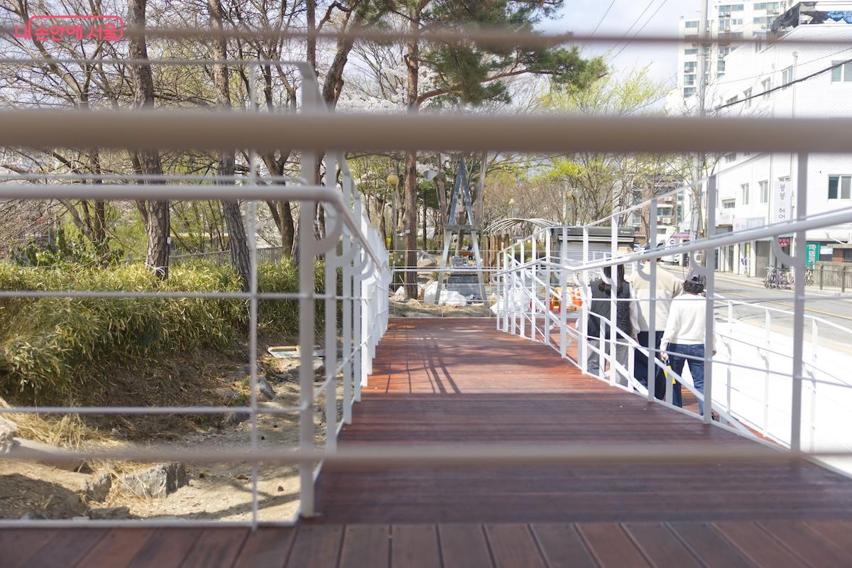 배리어프리 개념이 적용된 진입 경사로가 눈에 띈다