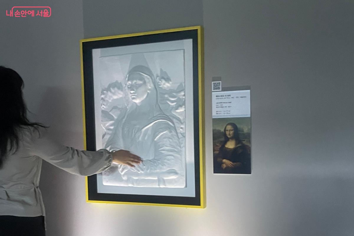 작품과 교감하듯 감상하는 관람객의 모습 ⓒ이정민
