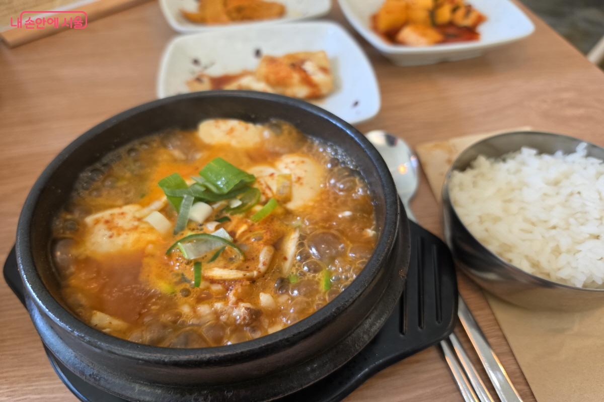 순두부찌개와 반찬들 &copy;조송연