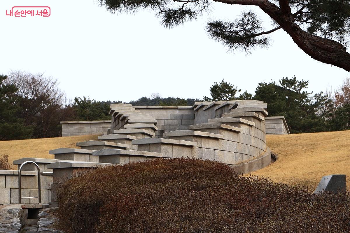 언덕 위에 거대한 운석처럼 자리잡은 서울천년 타임캡슐 광장 &copy;김대진
