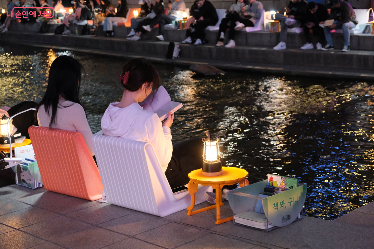 '책 봐, 구니'에 담긴 책을 자유로이 읽는 시민들의 모습 ⓒ 김미선