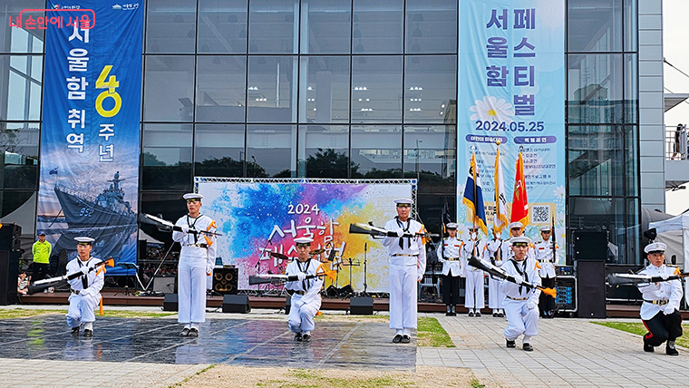 이날 4시30분부터 해군의장대 시범 등 특별공연을 선보인다.
