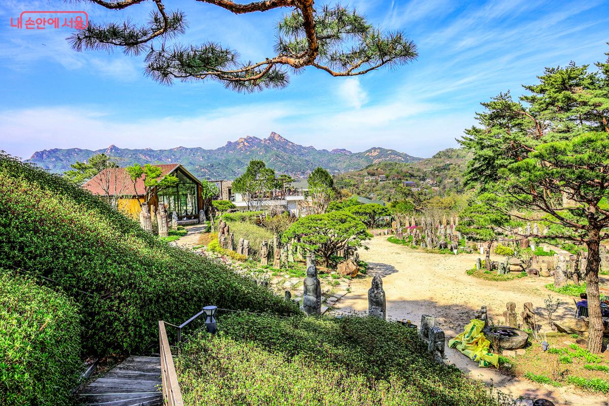 서울 도심 속 숨은 힐링 명소 '목인박물관 목석원' 전경 &copy;박우영
