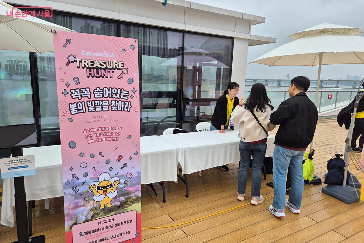 '트레저 헌트' 미션에 참여하며 QR 코드를 스캔하는 재미는 남녀노소 할 것 없이 모두를 동심으로 초대한다.