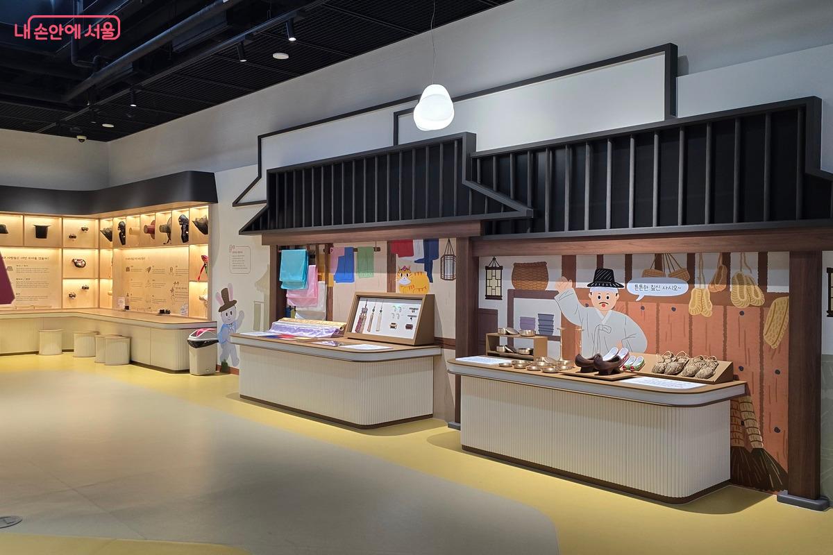 물건을 파는 상점, 병을 치료하는 곳, 공부를 배우는 곳 등 한양의 여러 곳을 체험한다. ⓒ김은주