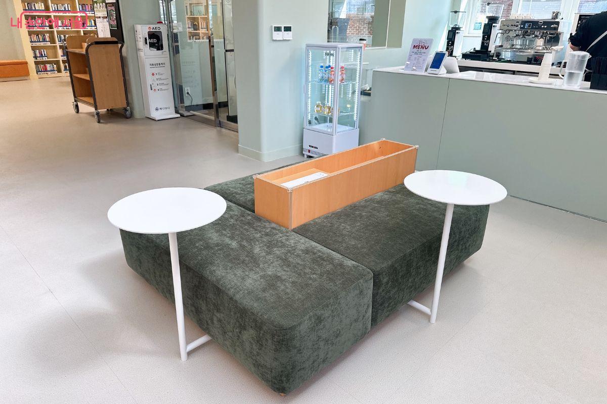 북카페와 종합자료실이 자연스럽게 연결돼 있다. &copy;김재형