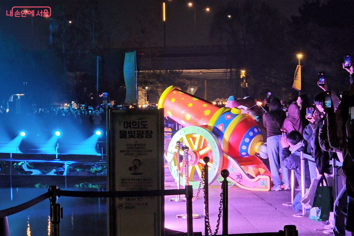 시민의 손에서 출발한 &lsquo;마법의 대포&rsquo;가 어둠을 가르며 점화를 한다. &copy;장미화