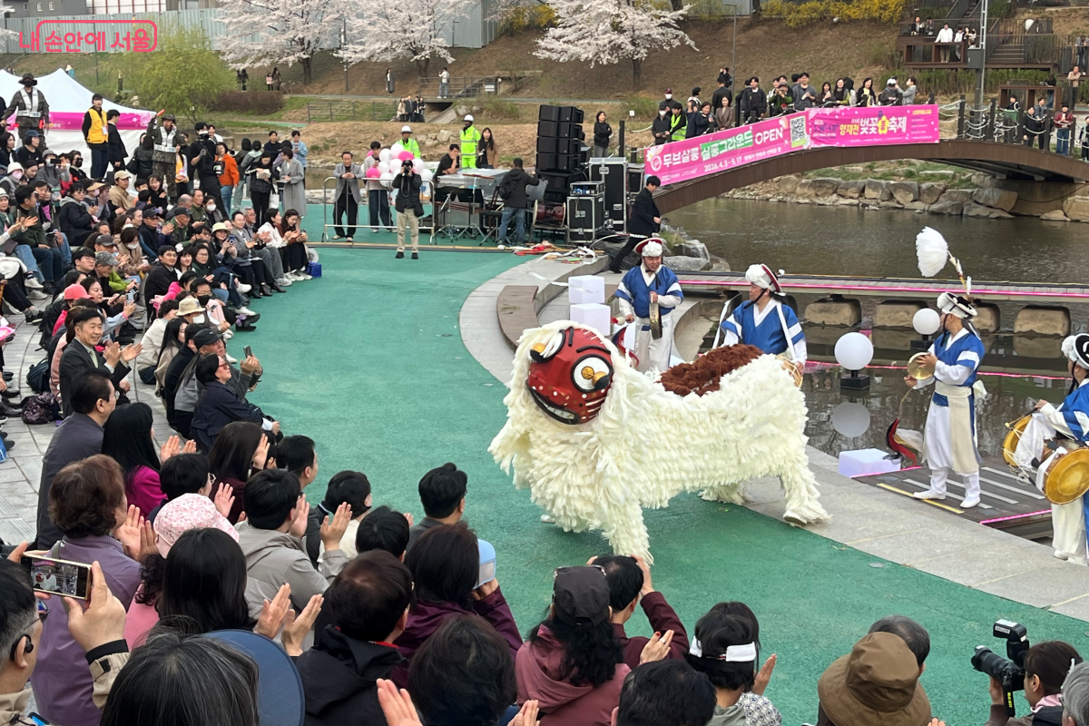 양재천 수변무대, 흥겨운 판놀음과 사자춤으로 봄밤이 설렘으로 물들었다. &copy;김연희