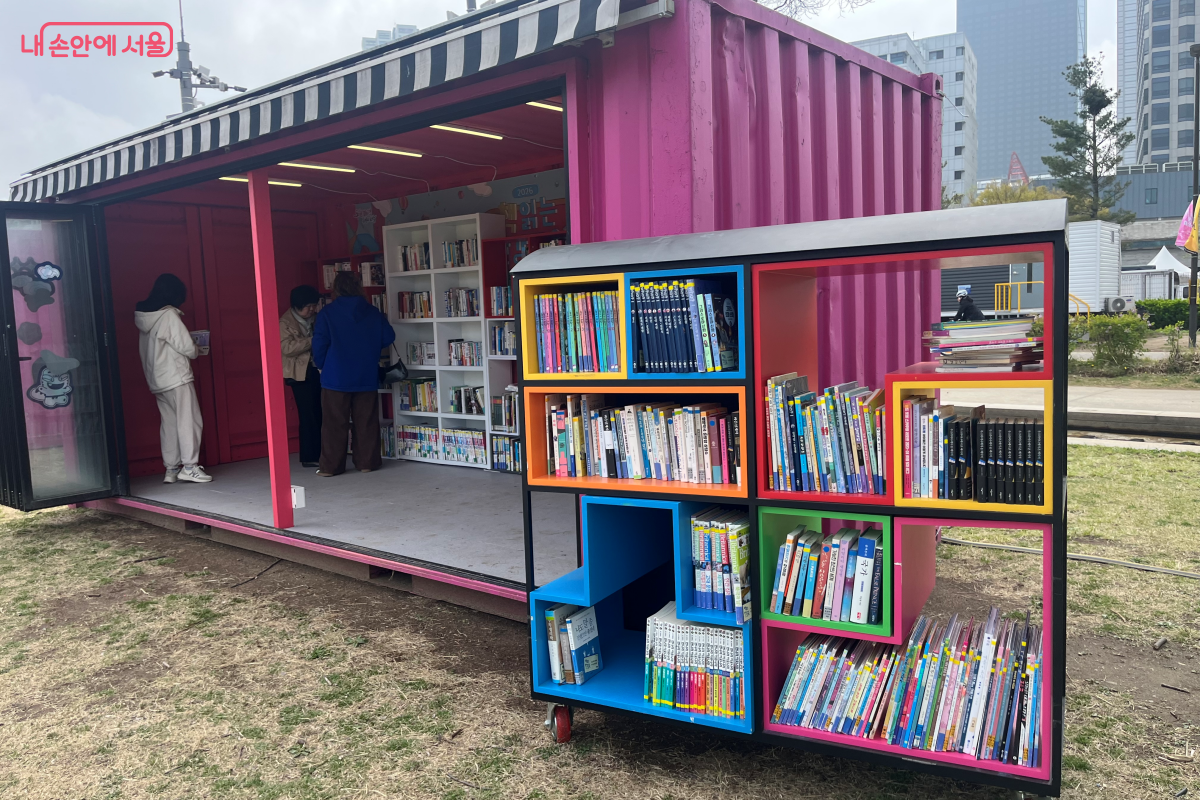 &lsquo;책읽는 한강공원&rsquo;에서 운영되는 야외도서관 책장 &copy;김연희