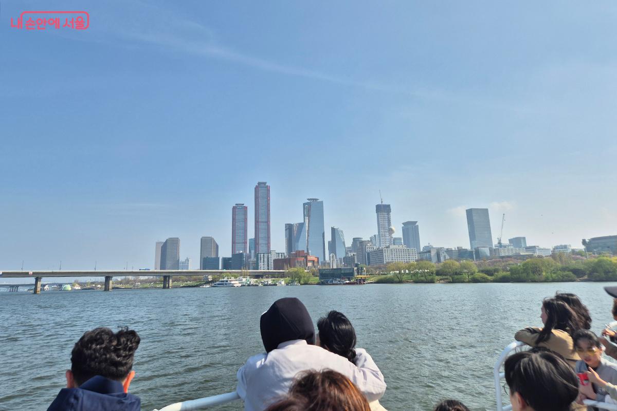 여의도 선착장으로 향하는 한강버스에서 바라보는 서울 도심의 풍경 ©이혜숙