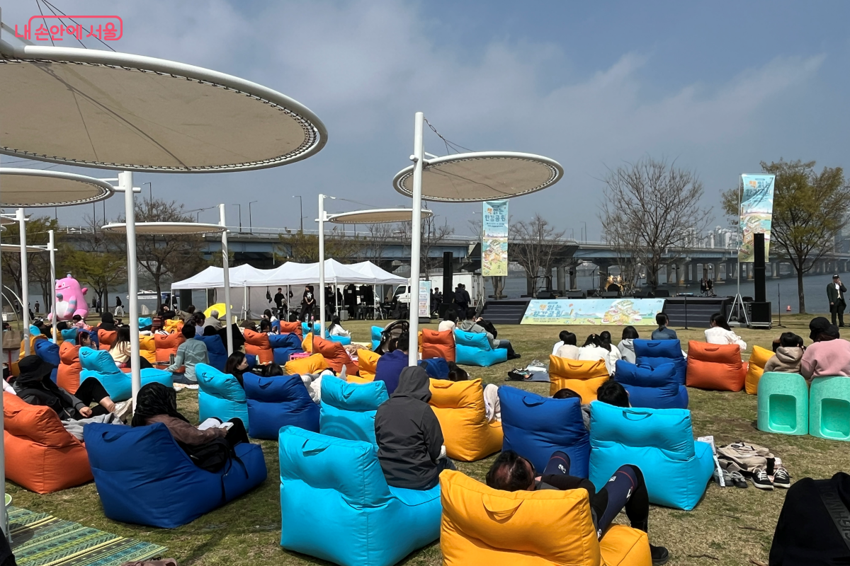 여의도 &lsquo;책읽는 한강공원&rsquo;에서 빈백에 기대 여유로운 시간을 보내는 시민들 &copy;김연희