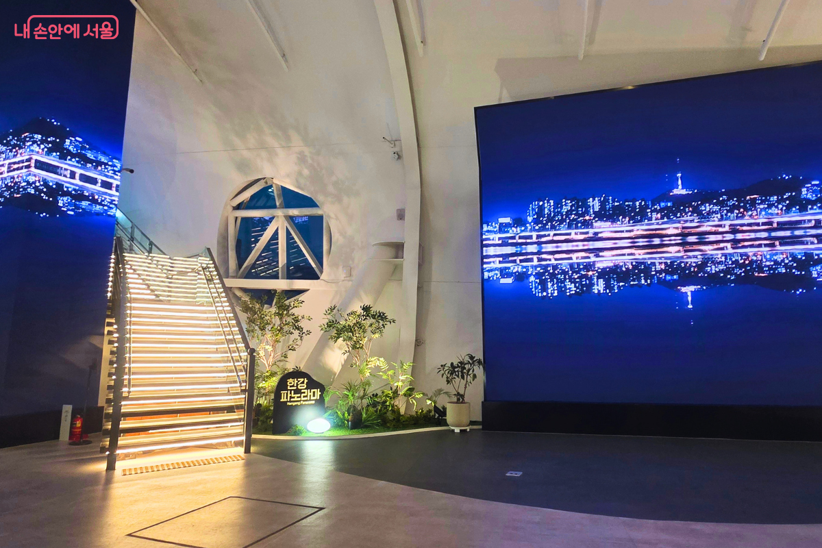  한강의 야경을 담은 대형 미디어월 &lsquo;한강 파노라마&rsquo; &copy;양정화