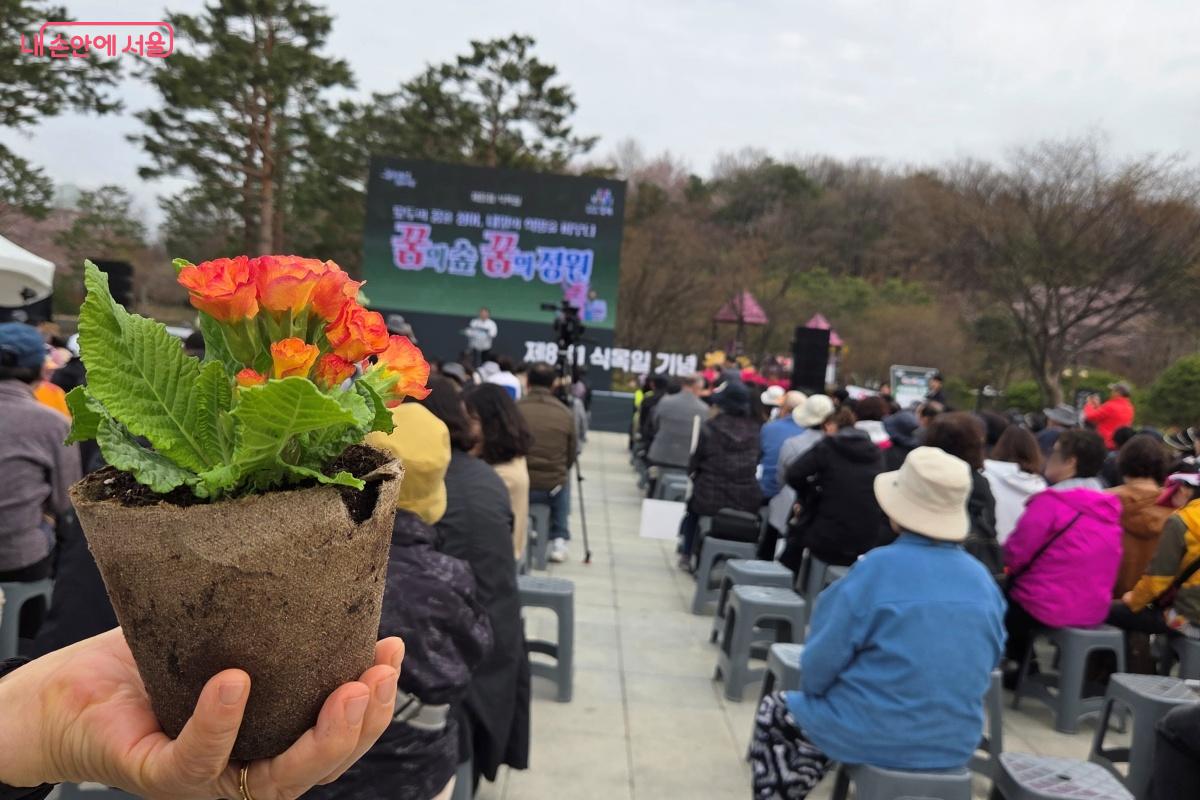 한 시민은 교환한 봄꽃을 자랑하기도 했다. &copy;김미선