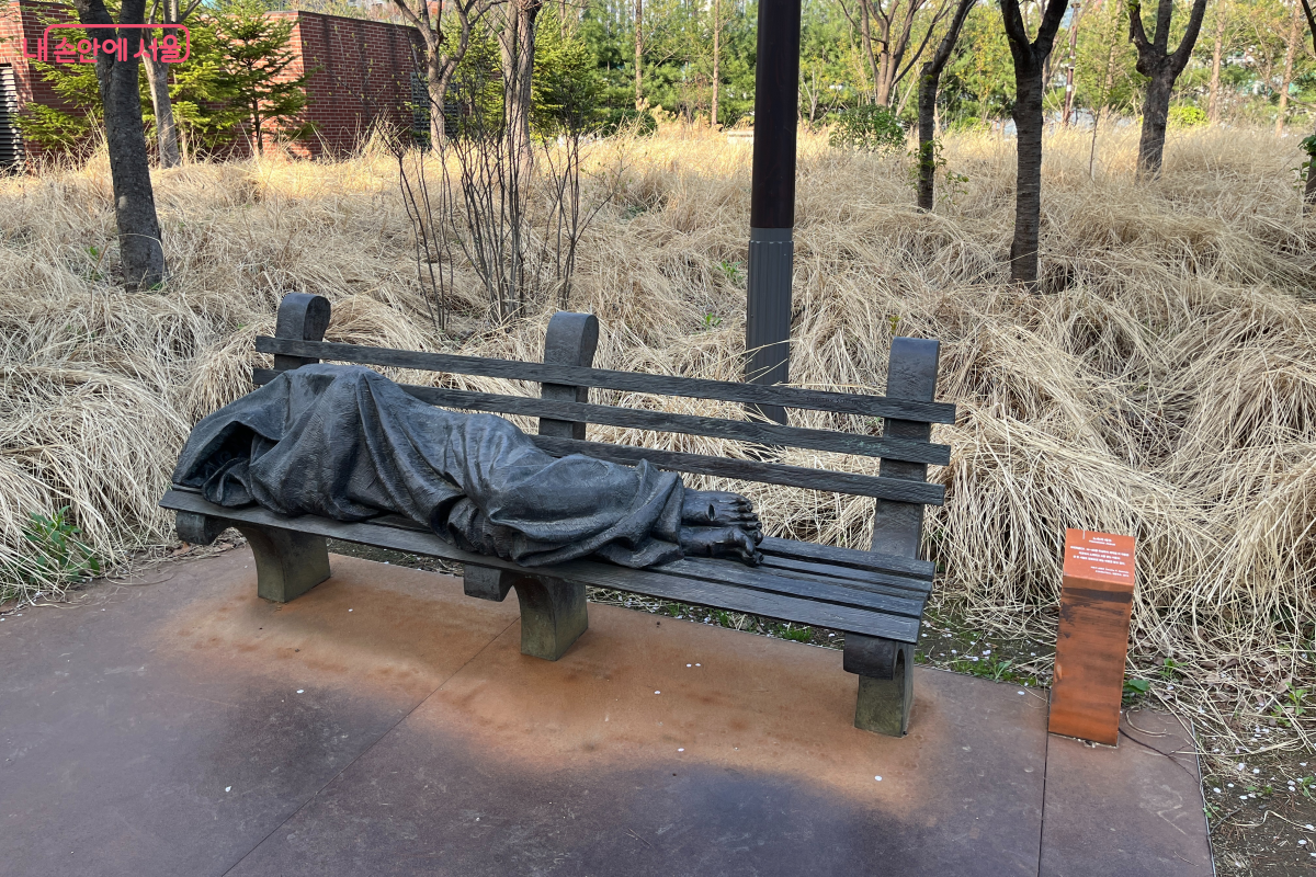 지상 공원에 있는 노숙자 예수 &copy;최세범