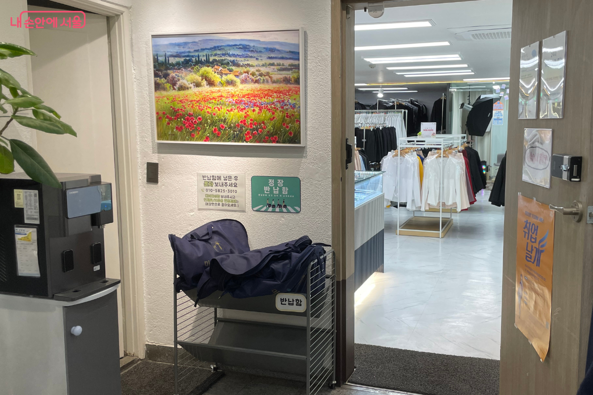 매장 입구 앞에 있는 반납함의 모습 &copy;이서윤