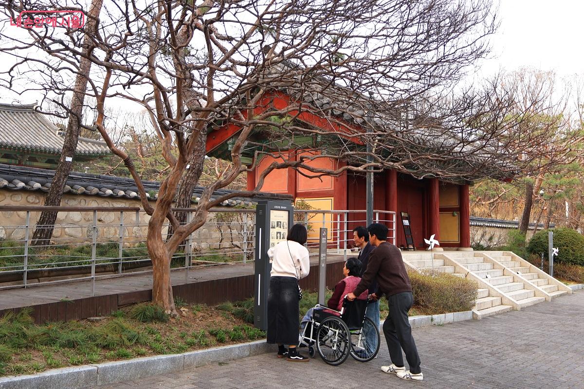 효창공원 의열사 입구, 가족 관람객이 안내판을 살펴보고 있다. &copy;김대진