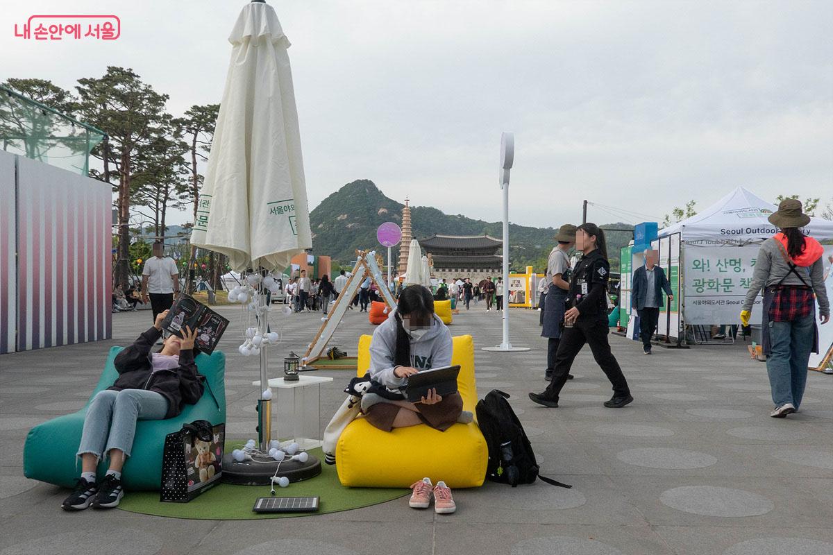 광화문 책마당에 설치된 좌석에서 시민들이 독서 중이다 Ⓒ김인수
