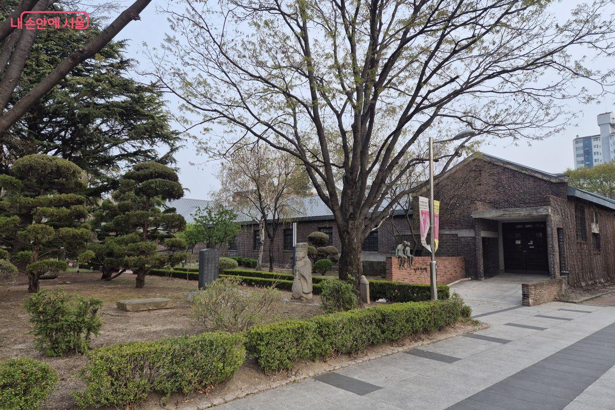 경농관 주변, 오래된 나무들과 어울려 더욱 고풍스럽다