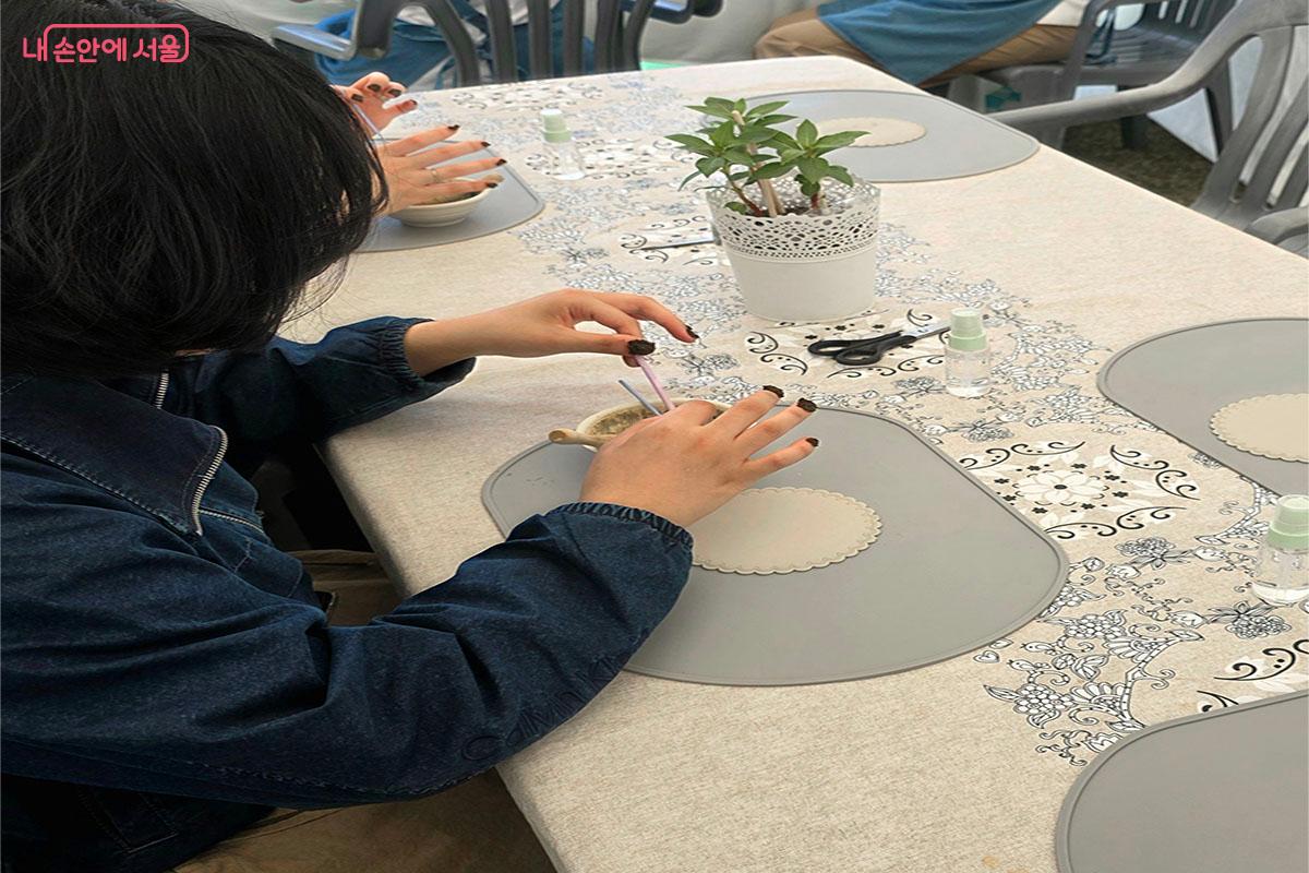 첫눈이 기다려지는 봉숭아 꽃물 들이기ⓒ양순남