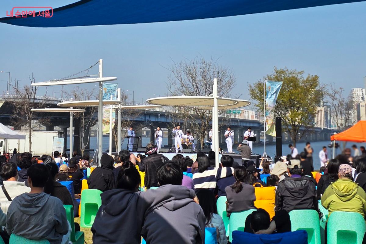 해군 홍보대 밴드 공연을 감상하는 시민들 ©박진영