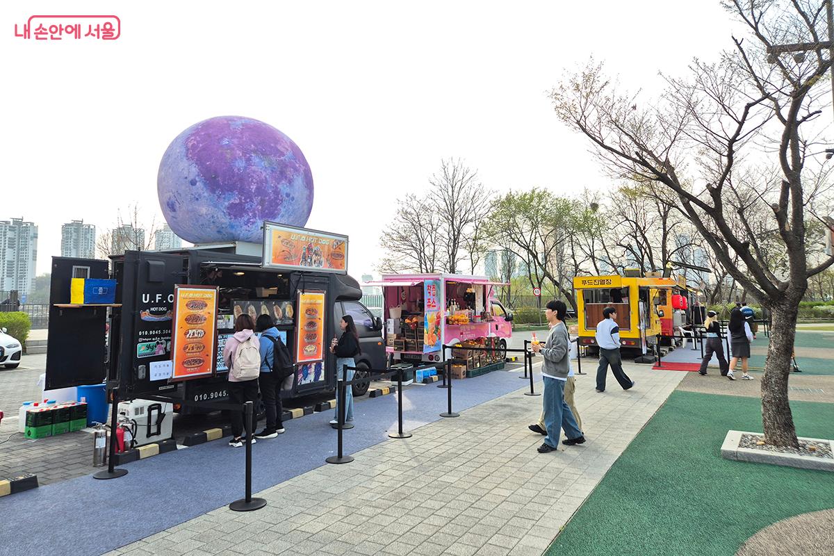 노들섬 잔디마당 일대에서 다양한 먹거리를 제공하는 푸드트럭 &copy;이혜숙