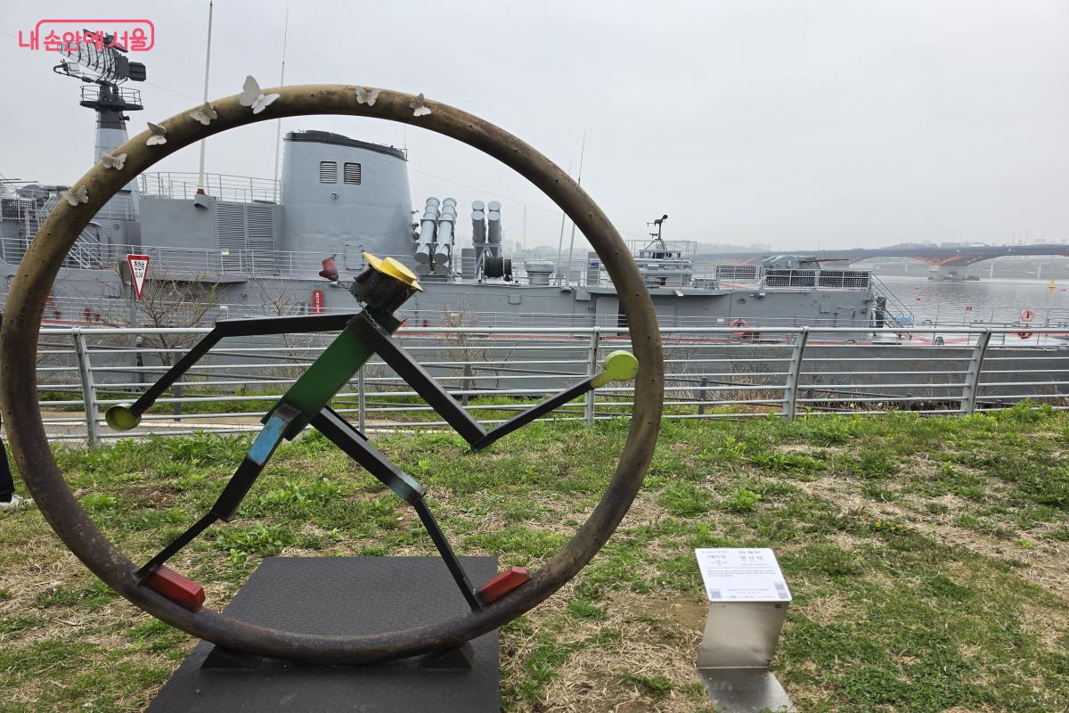 사람이 걷는 모습을 형상화한 조각