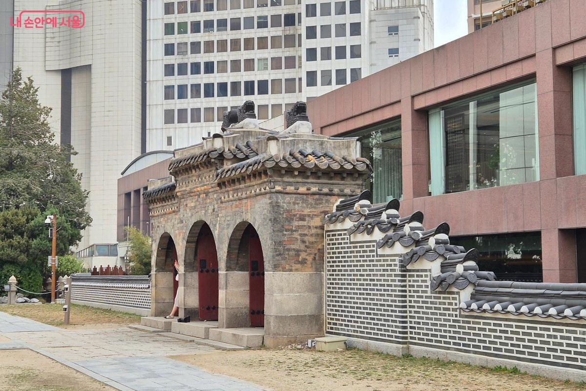 황궁우의 담장과 호텔이 가깝게 위치하고 있다. 호텔의 창가로 황궁우가 보이는 위치다. &copy;마가은