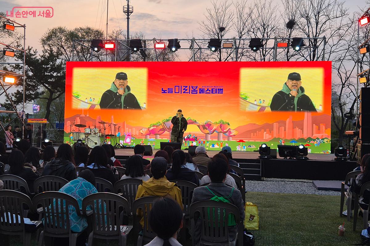 음악은 도시의 분주함을 잊게 하고 지친 마음을 위로했다. &copy;이혜숙  