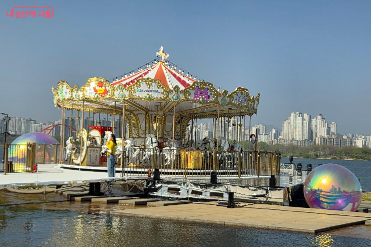 한강 회전목마는 누구나 이용할 수 있다. &copy;김미선