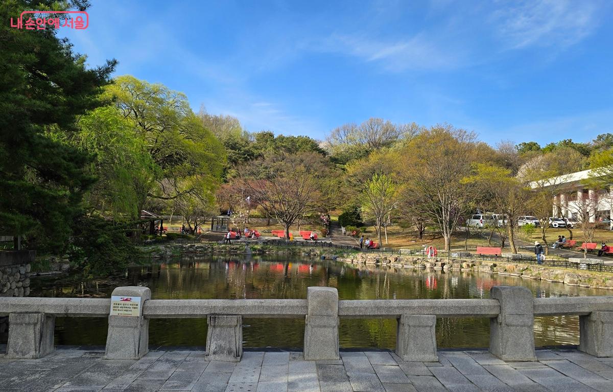 상징문 옆 연못 ©조성희