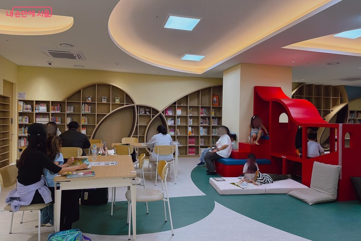 도심속에 영어 키즈카페와 도서관은 인근 주민뿐 아니라 서울시민의 휴식 공간으로 자리매김할 듯하다. &copy;노윤지