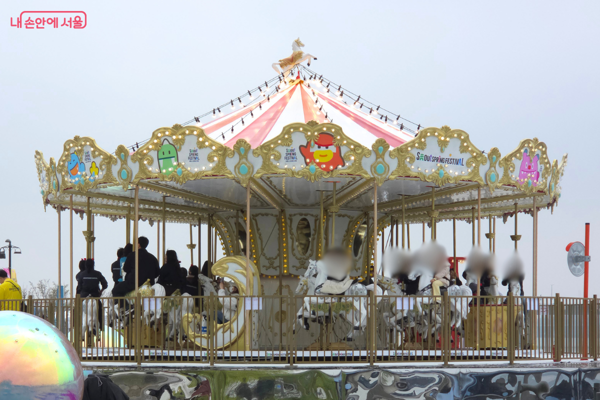 한강 회전목마를 타고 있는 시민들의 모습 ⓒ김승아