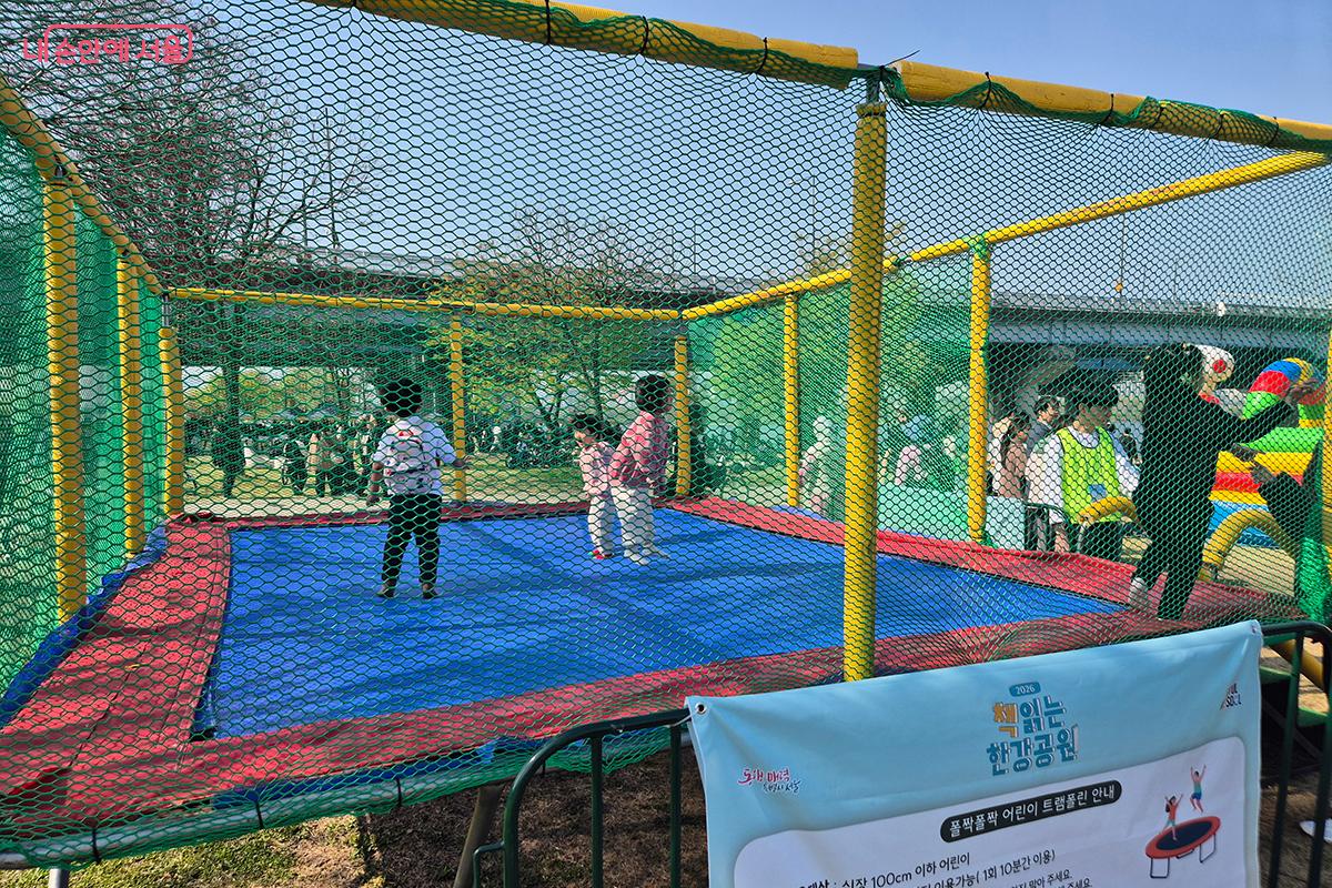 텀블링을 뛰며 해맑게 웃고 있는 아이들의 모습이 사랑스럽다. &copy;정향선