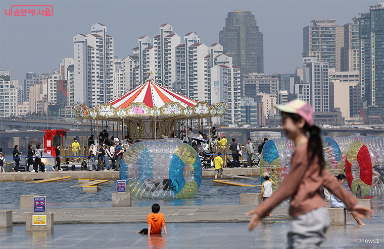 서울스프링페스티벌을 즐기는 시민들