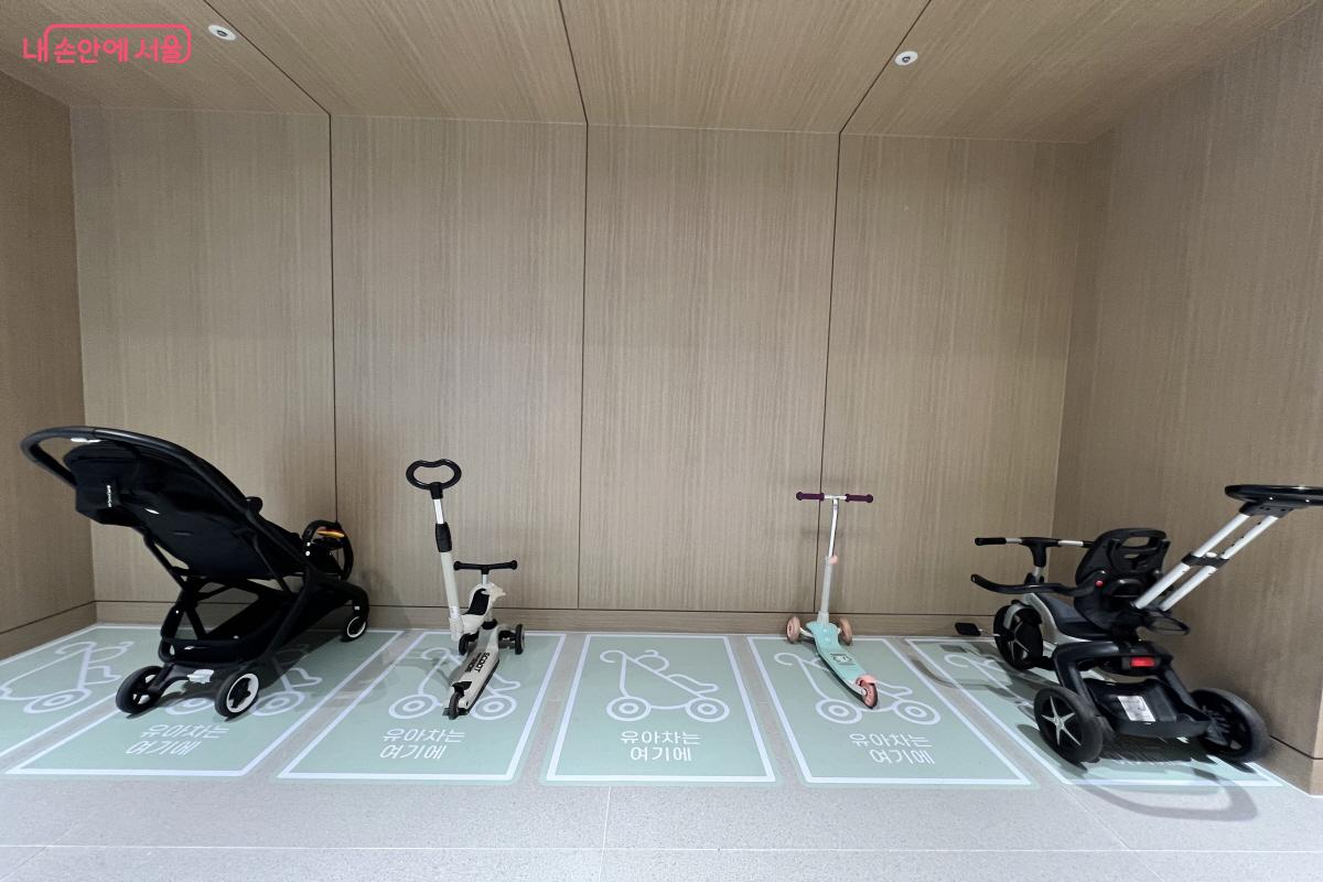 실내 곳곳에 유모차 등을 놓아둘 수 있는 공간이 마련되어 있다. &copy;박지영