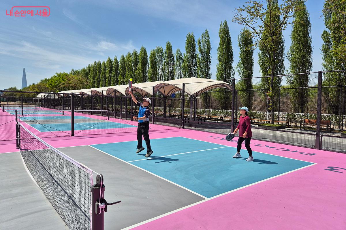 피클볼의 매력은 체력 소모가 극심하지 않으면서도 재미를 고루 갖췄다는 점이다. &copy;백승훈