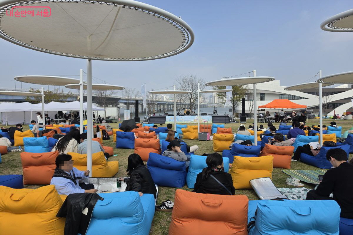매주 토요일 열리는 책 읽는 한강공원.