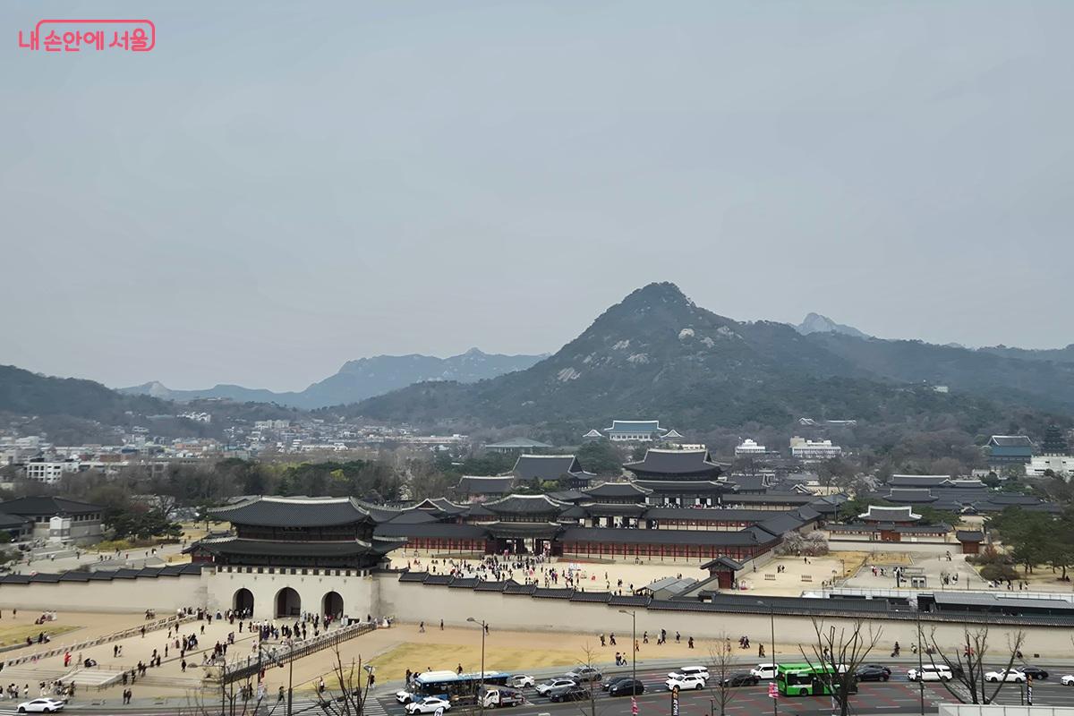 대한민국역사박물관 옥상에서는 경복궁의 전경을 볼 수 있다. 멀리 북악산까지 한 눈에 보여 과거 서울을 상상해볼 수 있다. &copy;마가은