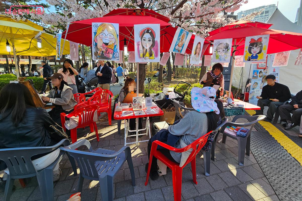 나만의 개성 있는 초상화 그림을 완성하는 '캐리커처 체험존' ©이혜숙