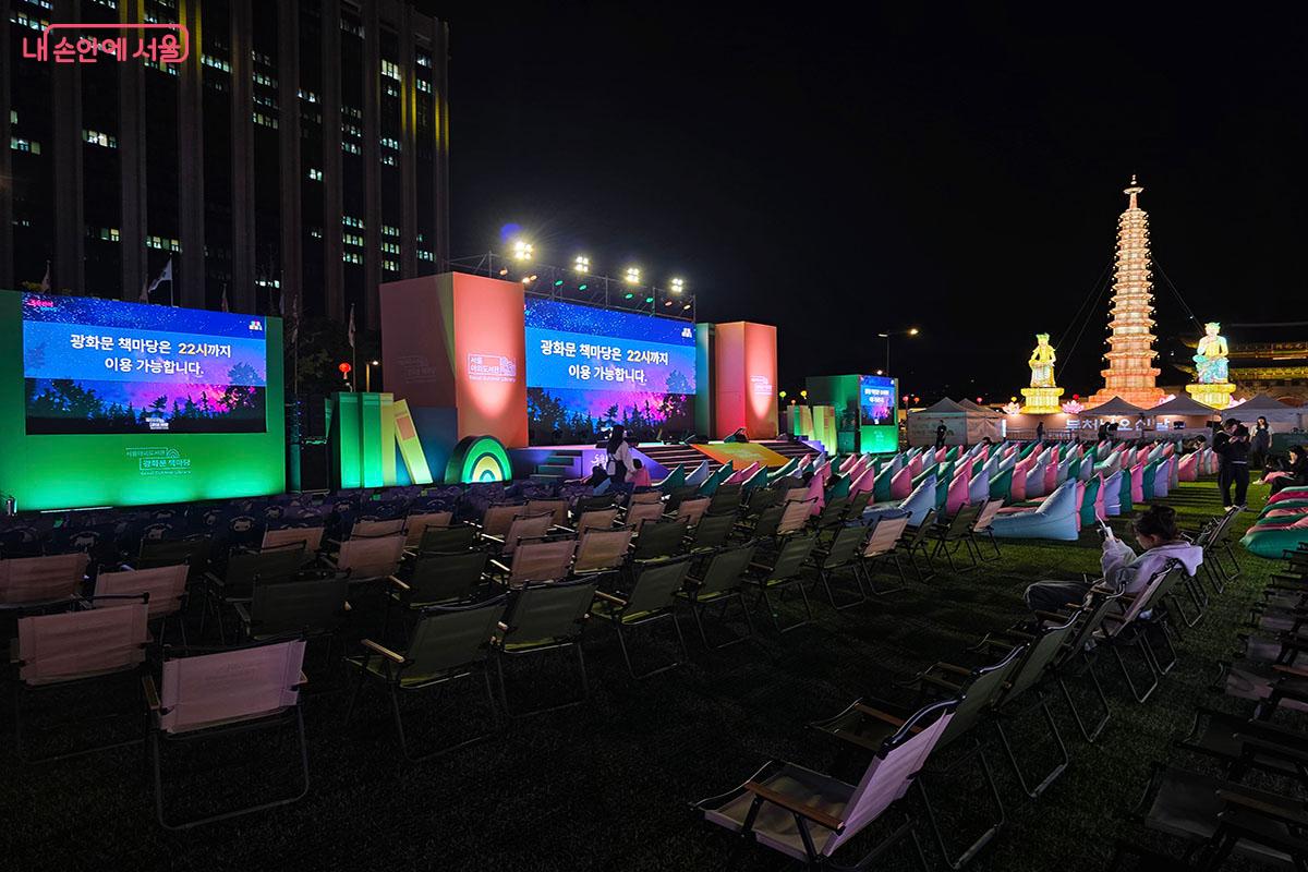 밤 10시까지 편안하게 독서를 즐길 수 있는 광화문 책마당 &copy;양순남