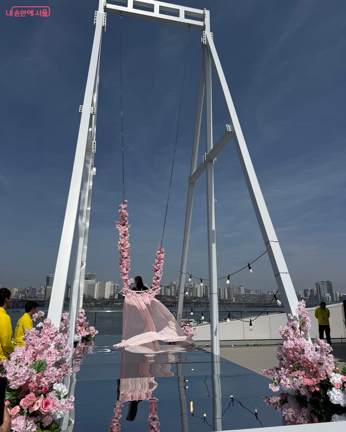 한강버스 여의도 선착장에 한강그네가 설치돼 있다. ⓒ박소예