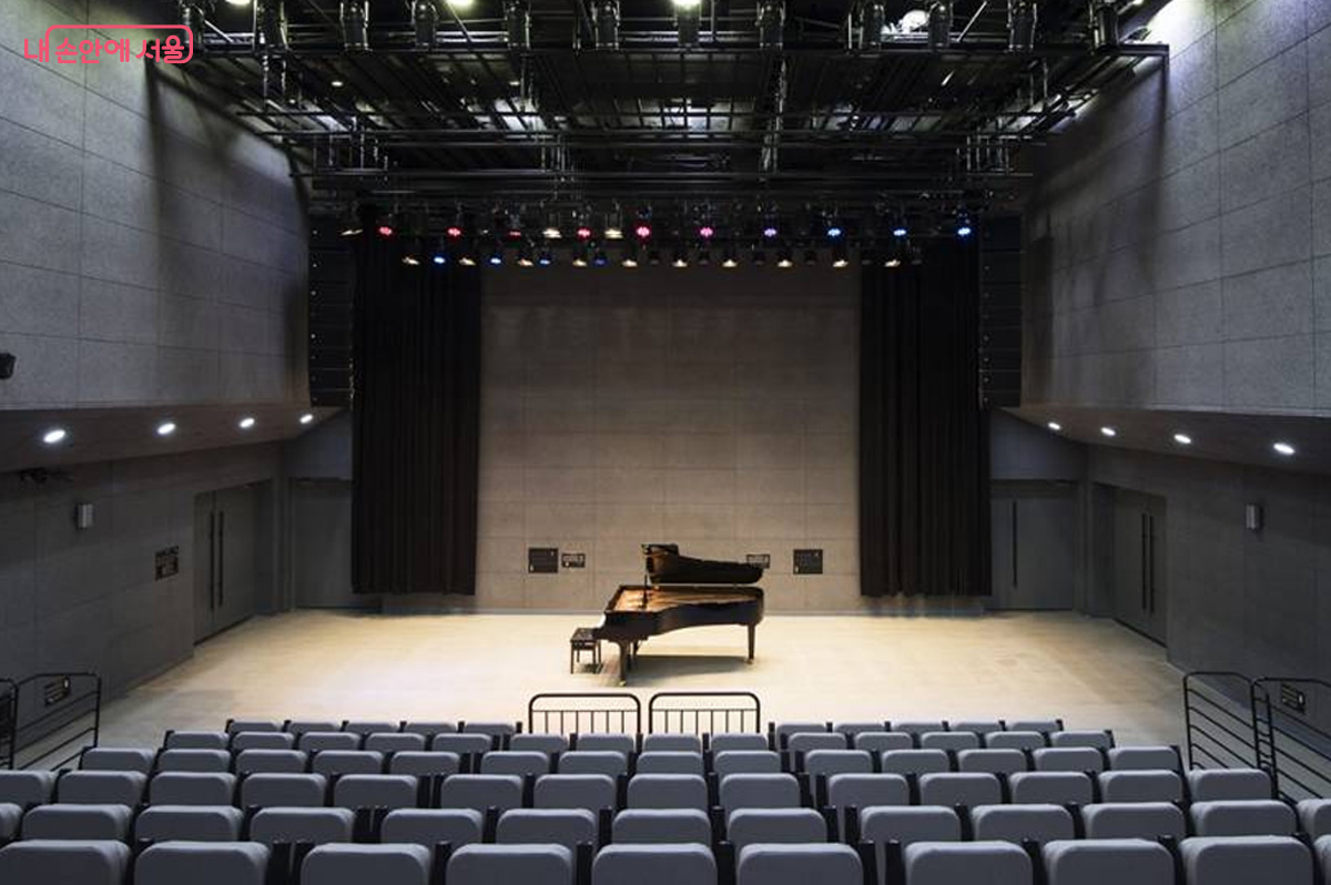 공연장은 무대와 객석의 경계를 자유롭게 조절할 수 있다. &copy;시립청소년음악센터