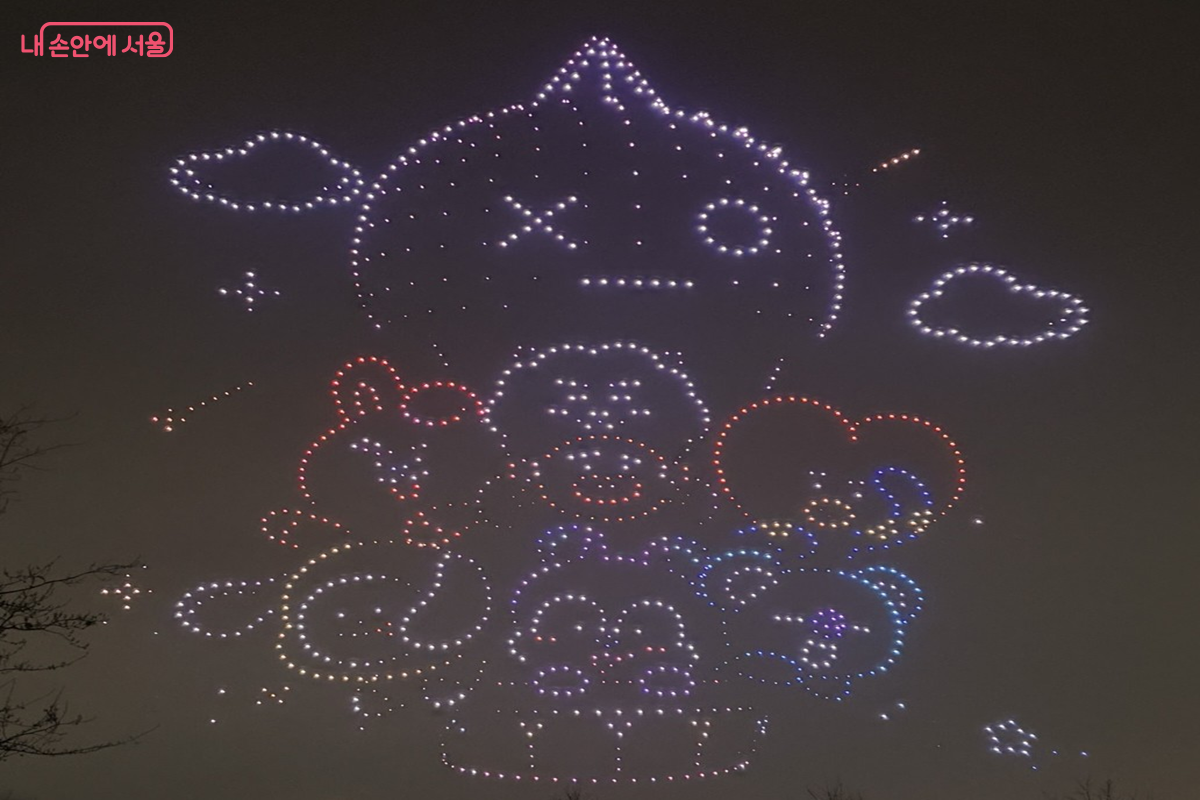 방탄소년단 음악과 함께 연출된 드론 퍼포먼스 &copy;권혜원