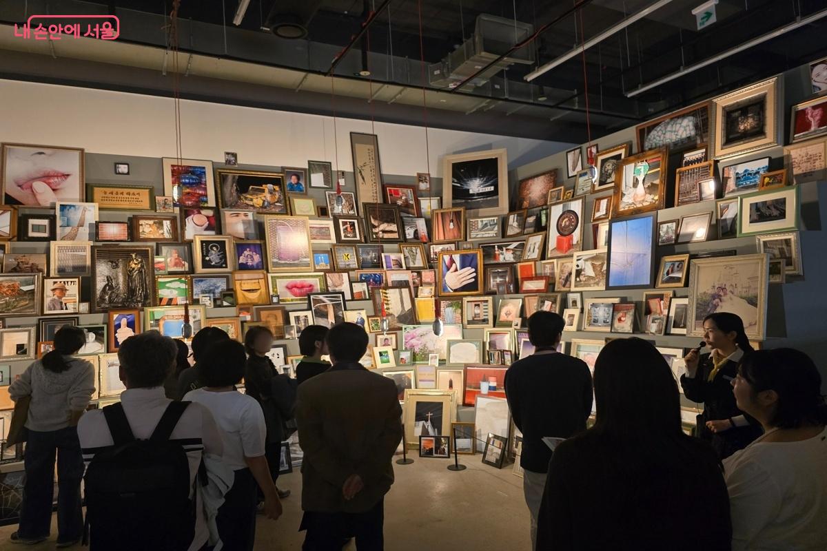 나나와 펠릭스의 <카메라, 담배, 위스키 그리고 하늘에 계신 우리 아버지> 작업 모습 &copy;강사랑