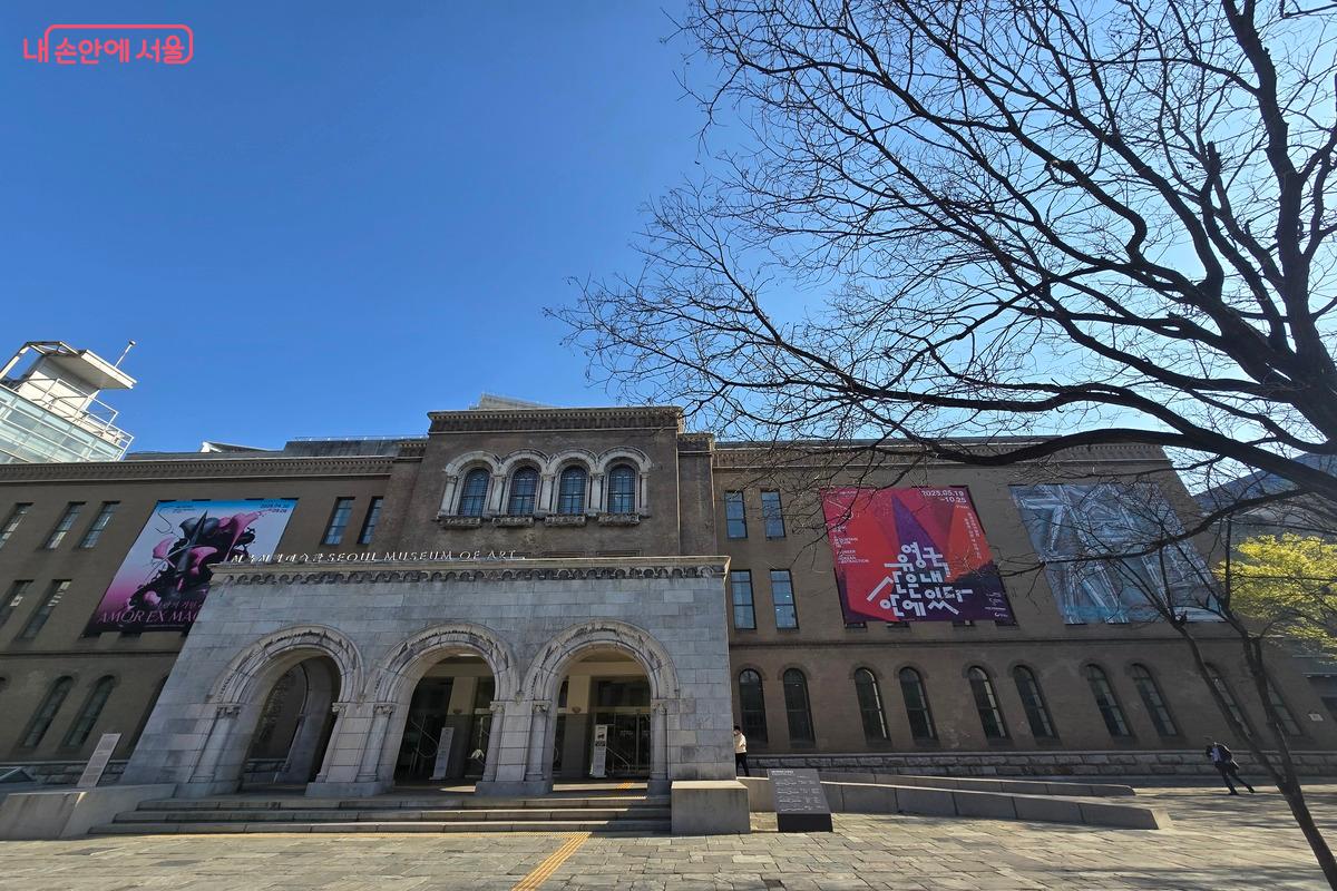 국립미술관과 시립미술관에서도 다양한 전시를 관람할 수 있다