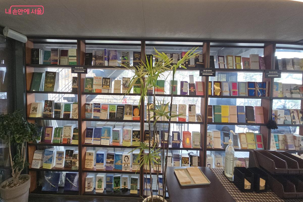 인왕산 초소책방이란 이름답게 책 향기가 가득하다. ©최윤정