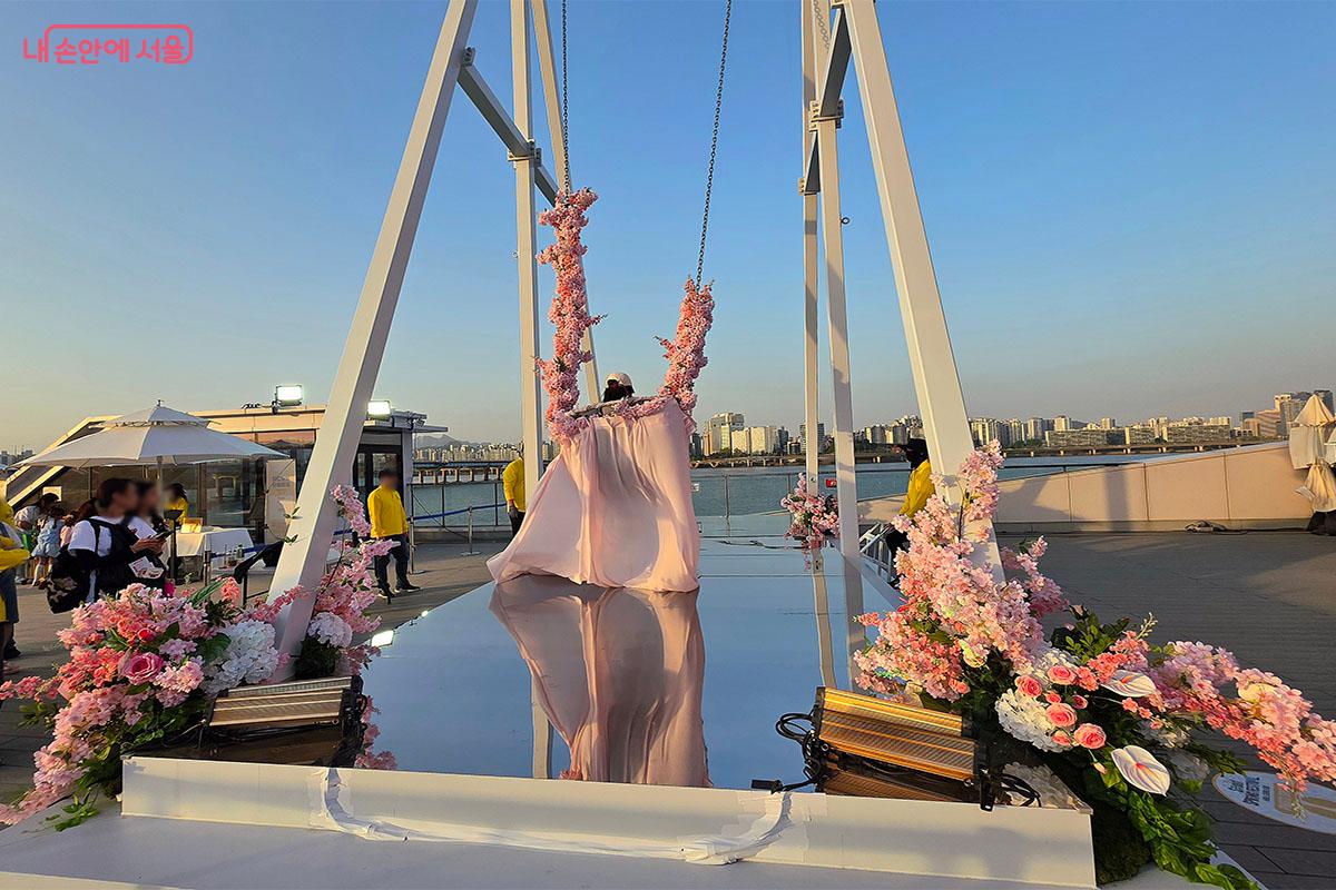 여의도선착장 루프탑에서 만나는 서울스프링페스티벌 트레저헌트& 7이모션스 '한강 그네' &copy;이정민