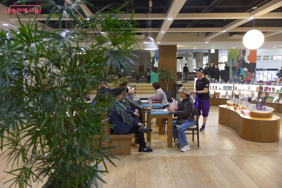 외국인 관광객들도 많이 찾는 공간인 만큼, 서울 홍보대사 역할을 할 것으로 보인다. &copy;임중빈