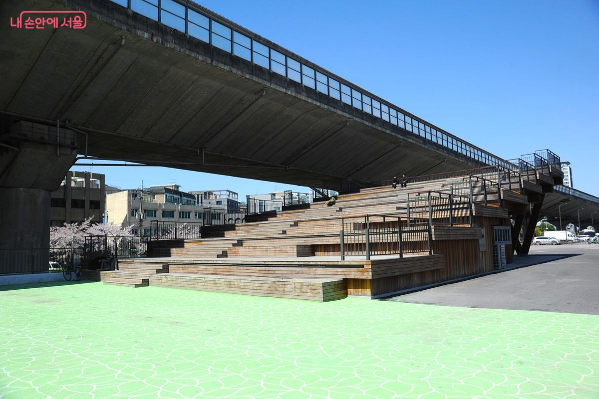 정릉천 복개 공간 위에 조성된 전망 쉼터가 특징이다. ©조수봉