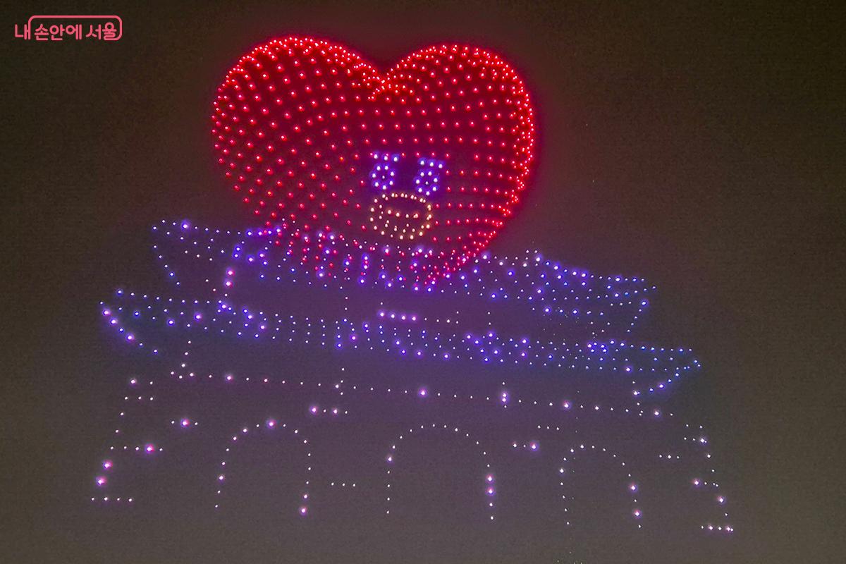 광화문을 형상화한 드론 위로 라인 프렌즈 친구들의 모습이 모습을 드러내자 관객들의 환호성과 박수가 이어졌다.